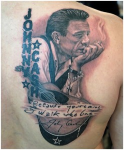 miss Nico stach auf der Tattoo expo 2015 in Zwickau ein Portrait von johnny Cash mit Gitarre und Schrift mit anteiligen elementen im Trash Style in schwarz weiß, so she tattooed in black and grey with lettering